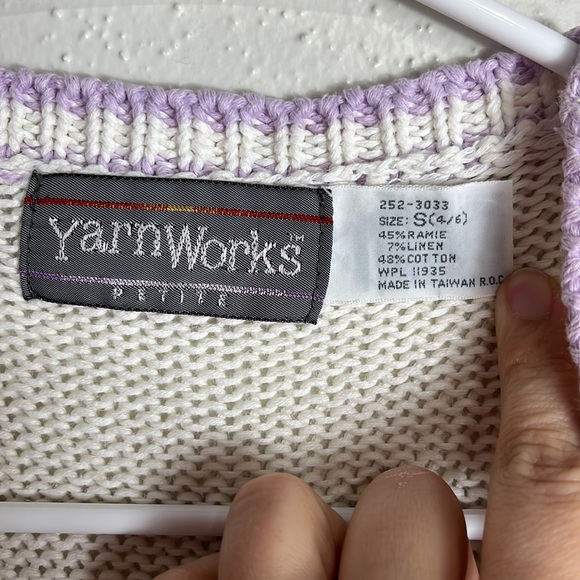 Yarnworks petite size small white vest with lavender trim - Picture 3 of 7